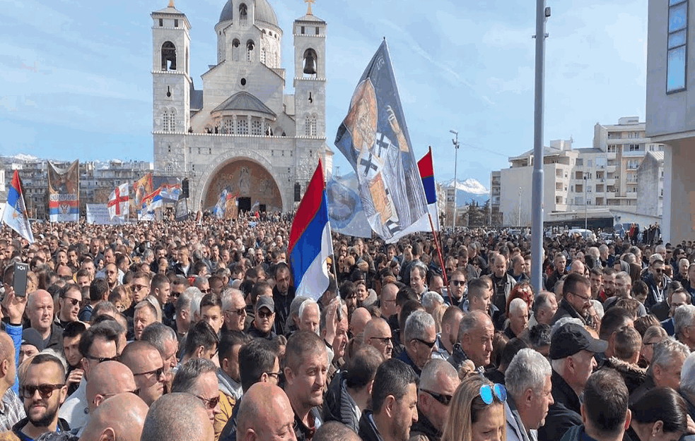 PODGORIČKI REŽIM VREĐA VERNIKE SPC: Naša crkva da se PONOVO REGISTRUJE, a JEHOVINI SVEDOCI NE MORAJU! 